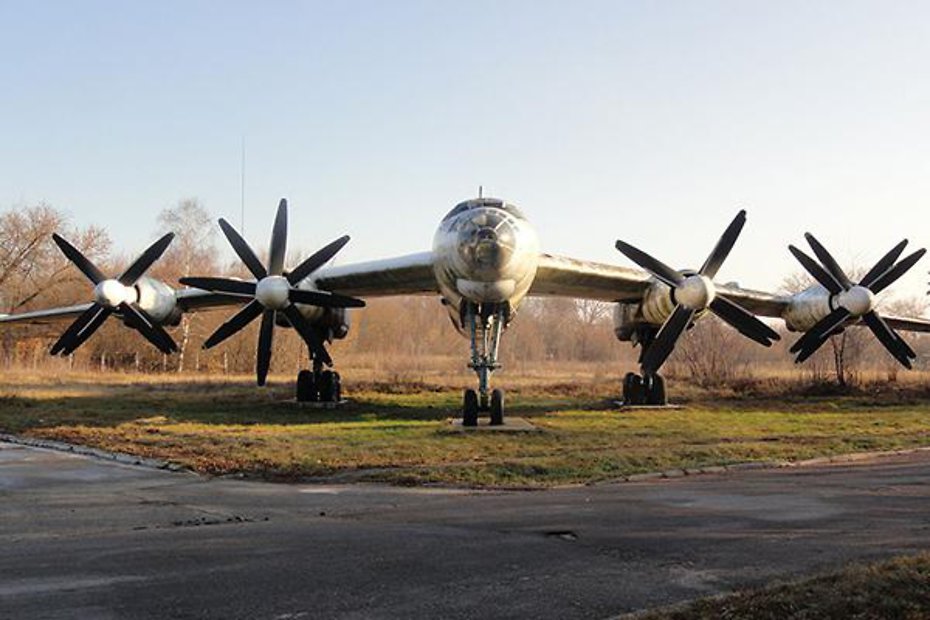 Дальний бомбардировщик-ракетоносец Ту-95