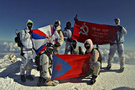 Спортсмены ЦСКА установили знамя Победы на Эльбрусе