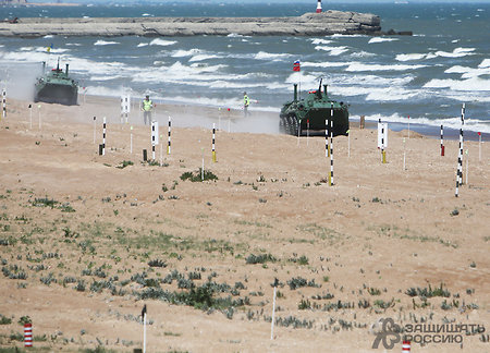 «Каспийское дерби»: пляжные гонки на бронетехнике