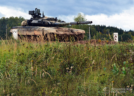 Танки Т-90 на полигоне: грязи не боятся