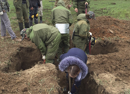 Разрытые могилы: кто в Европе зарабатывает на прахе советских солдат