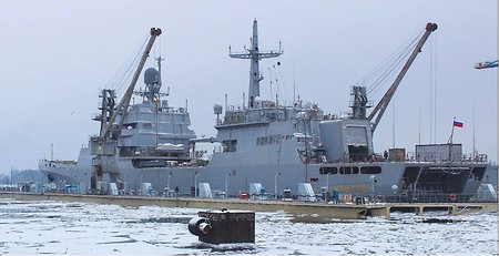 Военный корабль «Иван Грен» поставили в док для окраски