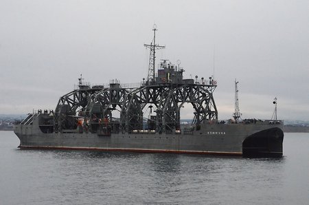 Старейшее судно ВМФ «Коммуна» «спасло» подводников в Черном море (фото)