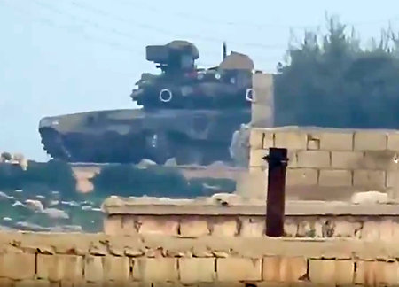 Танк Т-90 «выжил» после попадания американской ракеты (видео)