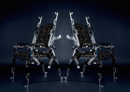 В Австрии сделали стулья из автоматов Калашникова (фото)