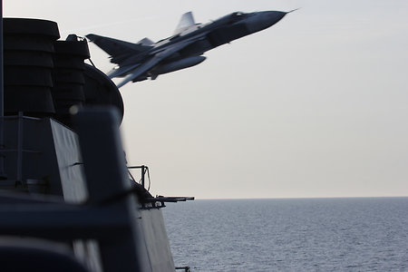 В Cети появилось фото и видео облета нашими Су-24 американского эсминца «Дональд Кук»