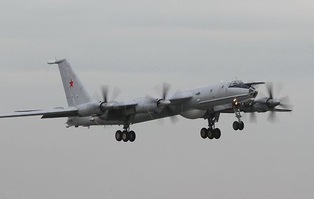 Военный источник объяснил пролет противолодочного Ту-142М3 над Сирией