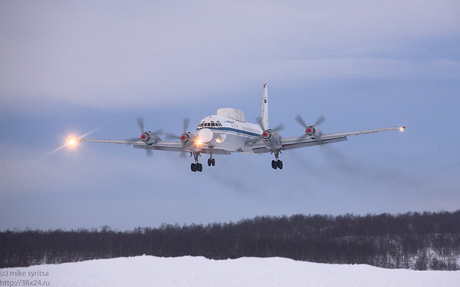 Самолет Ил-18 с военными совершил аварийную посадку в Якутии