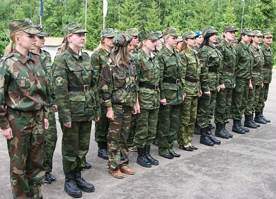 Свыше 600 девушек пошли служить в армию на Кубани