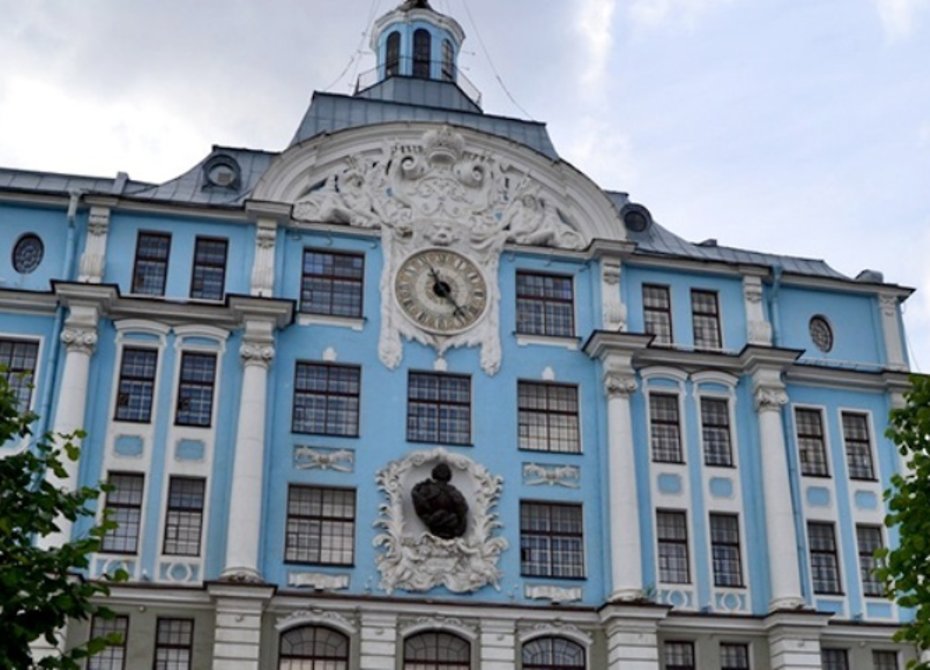 Старинные часы вновь пошли на здании Нахимовского училища в Петербурге