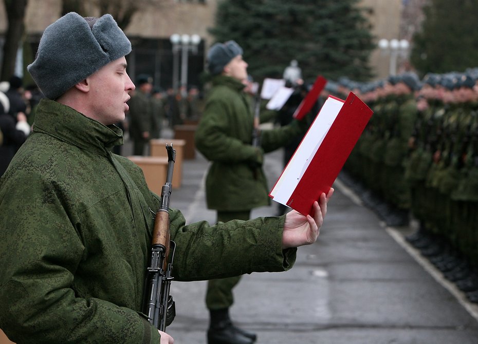 Видеть своих родных в армии хотят 64% россиян