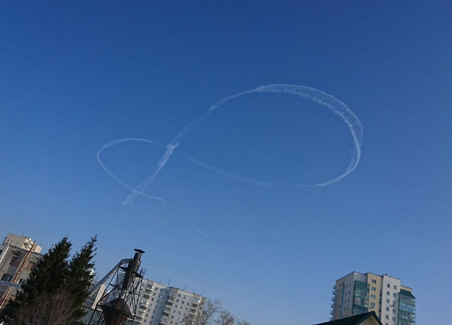 Над Новосибирском военный самолет «нарисовал» огромную «восьмерку» (видео)