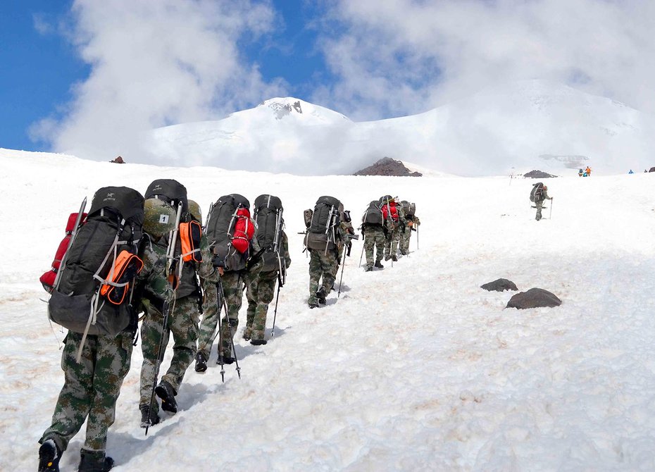 Спецназовцы взобрались на действующий вулкан на Камчатке