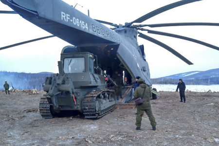 Вертолёт перебросил 20-тонный бульдозер