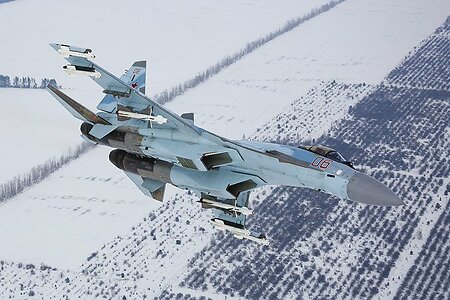 Су-35 спрятался от ПВО за «Медведем»