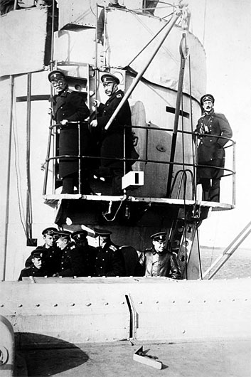  Адмирал Михаил Коронатович Бахирев (в центре) на кормовом мостике линкора