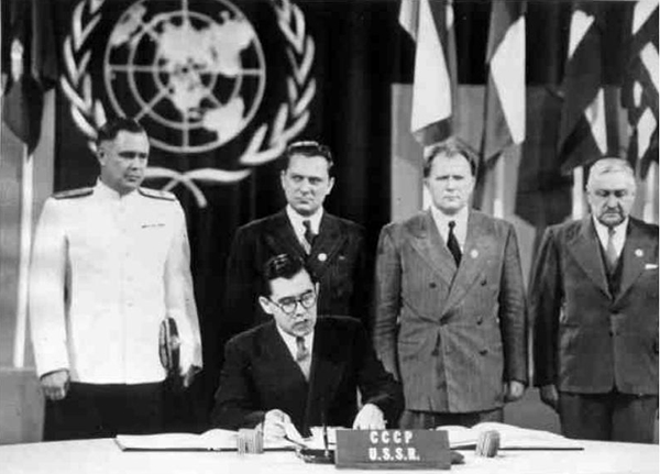 26 июня 1945 года. Громыко подписывает Устав ООН