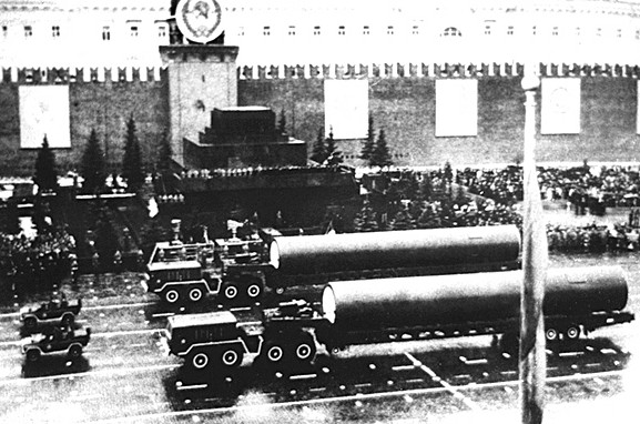МАЗ-537 буксирует МБР УР-100 (8К84, РС-10, SS-11 Sego). Красная площадь, 1980-е годы. Фото: <a data-cke-saved-href='http://russianarms.mybb.ru/viewtopic.php?id=1045' href='http://russianarms.mybb.ru/viewtopic.php?id=1045' target='_blank'>Soviet Military Power</a>