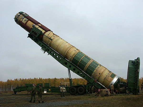 Установка ТПК с ракетой 15А18М/Р-36М2 в шахту ПУ. Фото: Независимый портал г.Ужура