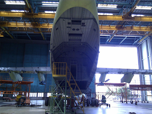 Конструкция носовой части и грузового люка прототипа «изделие 476», Ульяновский авиазавод «Авиастар». Фото: Djoker 