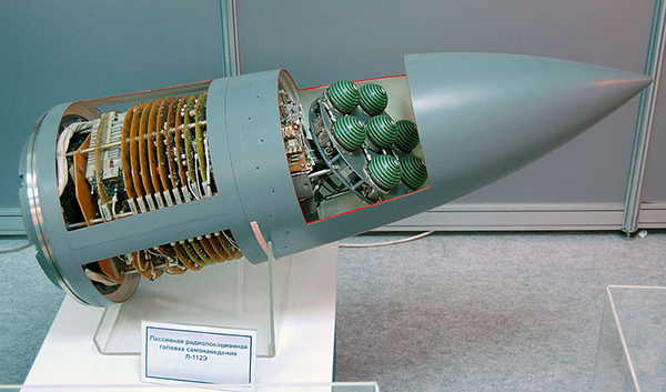 Пассивная радиолокационная головка самонаведения Л112Э для ракет Х-31. Макс-2009. Фото: Allocer