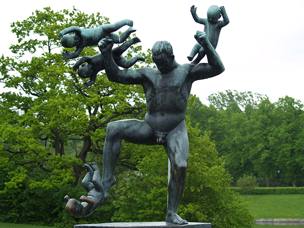 Скульптура взрослого мужчины, отбивающегося от младенцев. Фото: Rizwan