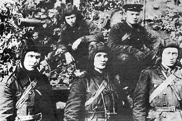 Экипаж КВ-1 З.Г.Колобанова (в центре), август 1941 г. 