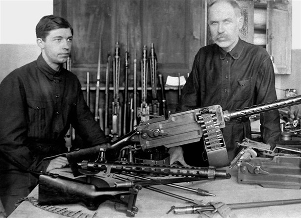 Федор Васильевич со своим сыном Максимом у станкового пулемета системы Максима-Токарева образца 1925 г.