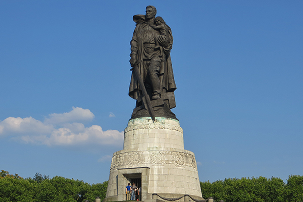 Памятник «Воин-освободитель» в Берлине