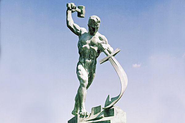 Монумент «Перекуем мечи на орала» в Нью-Йорке