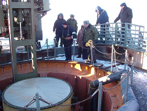 Подготовка к установке ТПК в пусковую шахту, транспортно-заряжающая машина 5Т92. Сары-Шаган, 2007 год