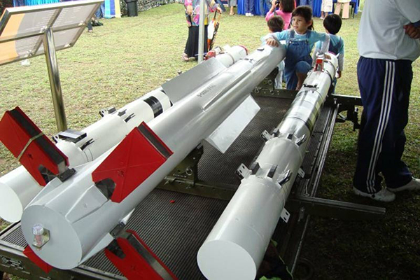 Ракета Р-77 / РВВ-АЕ и имитаторы ракет Р-73 на выставке военной технике на авиабазе Gong Kedak, Малайзия, 2010 год
