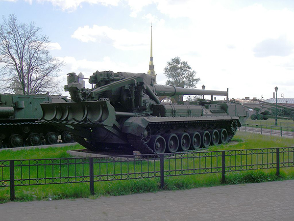Самоходная артиллерийская установка 2С7 «Пион» в Артиллерийском музее Санкт-Петербурга