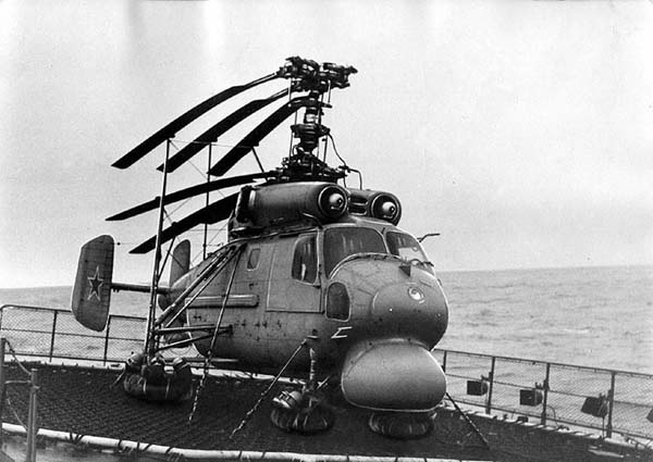 Противолодочный вертолет Ка-25 на палубе корабля со сложенными лопастями