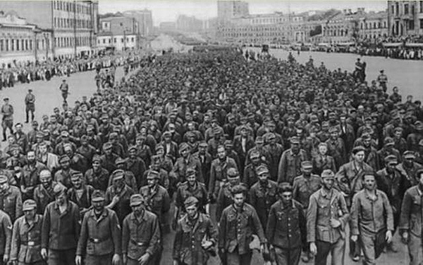 "Парад побежденных". Марш пленных немцев по Москве 17 июля 1944 года
