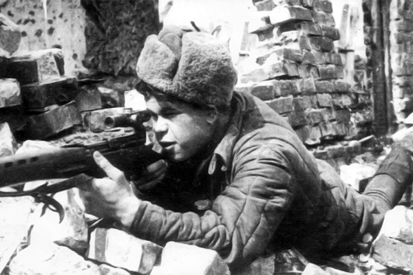 Cнайпер 64-й армии Н.Ильин на огневом рубеже в Сталинграде