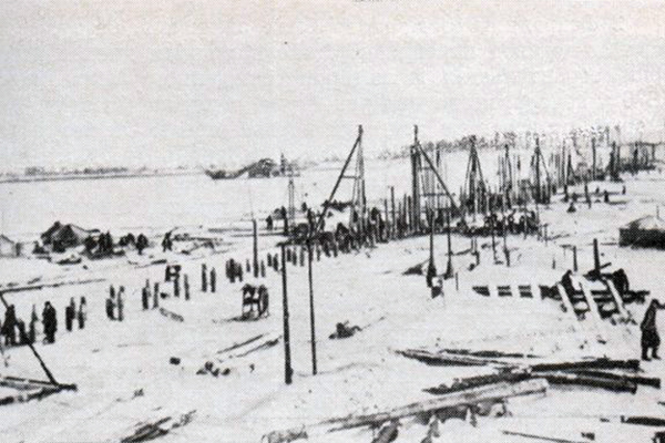 Строительство низководного свайно-ледового моста через Неву у Шлиссельбурга, январь 1943 года