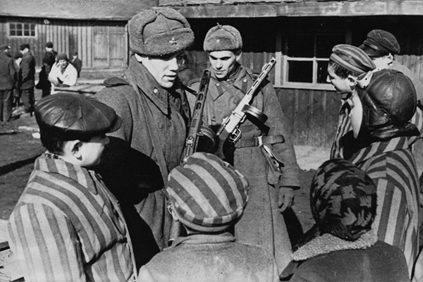 Советские солдаты с детьми, освобожденными из Освенцима