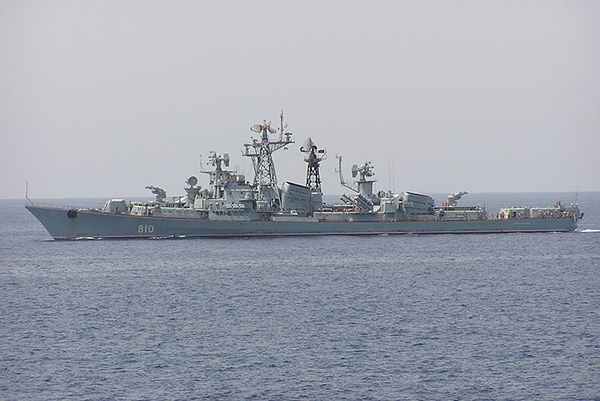 Сторожевой корабль проекта 01090 (бывший большой противолодочный корабль проекта 61) «Сметливый» в Красном море, 2003 год