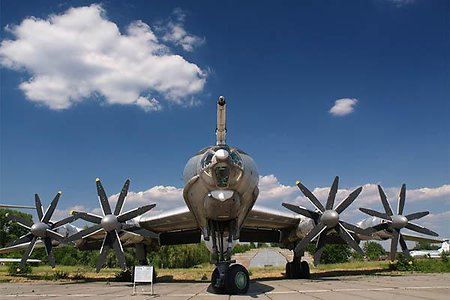 Дальний морской противолодочный самолет Ту-142 