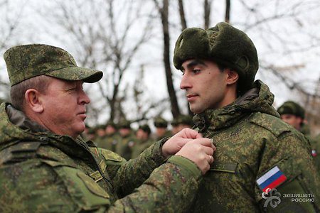 Начальник инженерных войск наградил саперов в Чечне