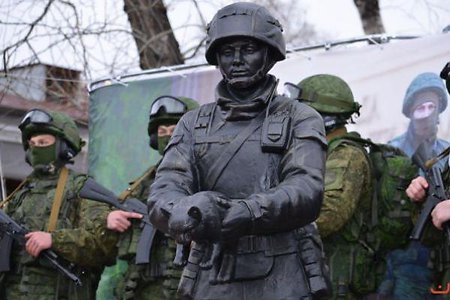 В России появился первый памятник «вежливым людям»