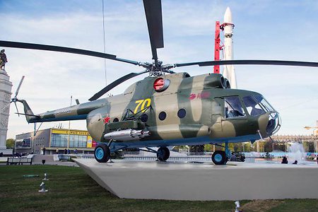 На ВДНХ установили один из самых первых вертолетов Ми-8