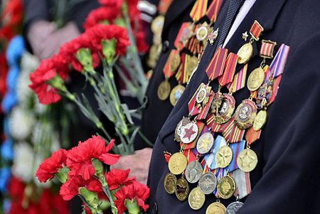 В Екатеринбурге парад завершился прохождением «Бессмертного полка»