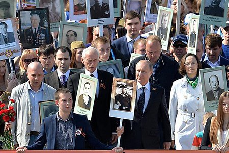 Путин прошел в колонне «Бессмертного полка» по Красной площади