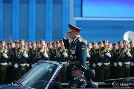 Президент России поблагодарил министра обороны и всех участников Парада Победы