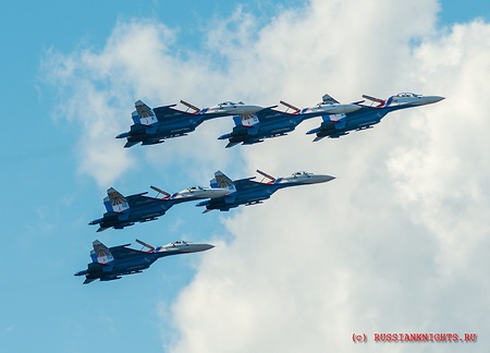 Авиагруппы высшего пилотажа показали грандиозное шоу в Петербурге