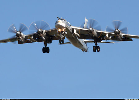 Российские бомбардировщики Ту-95 поздравили летчиков США с Днем независимости
