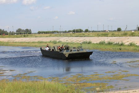 В Омске испытали новейший гусеничный транспортер ПТС-4
