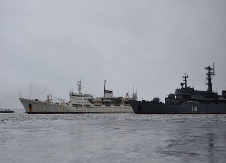 В Севастополь пришел учебный корабль «Смольный»